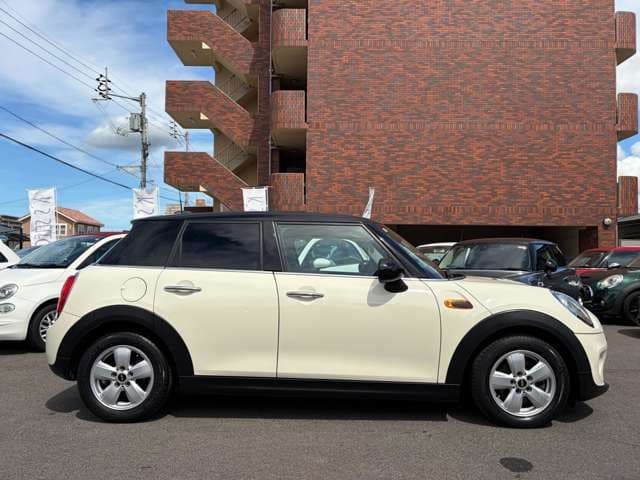 Car thumbnail 4