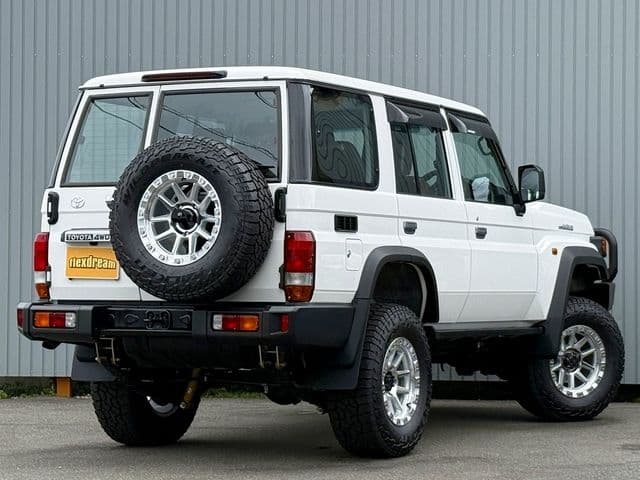 Car thumbnail 4