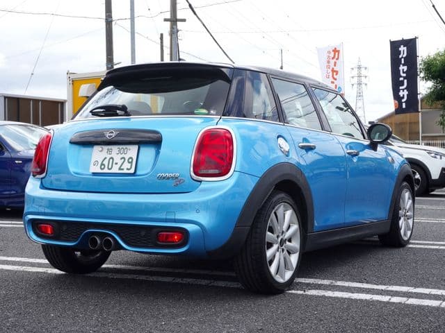 Car thumbnail 3