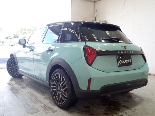Car thumbnail 3